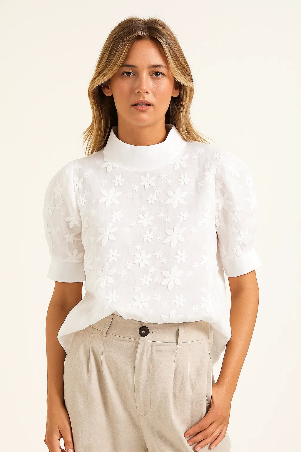 Lara | Top met geborduurde, effen opstaande kraag