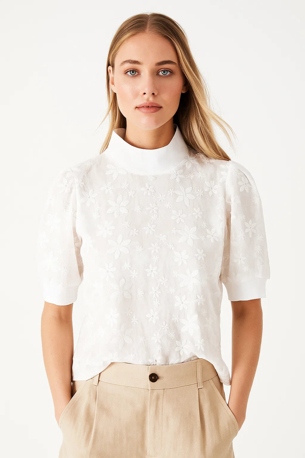 Lara | Top met geborduurde, effen opstaande kraag